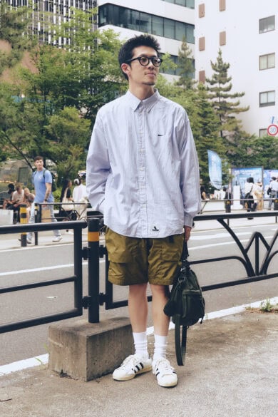 【20代スナップ@渋谷】短パンゆえのカジュアルさをアイウェアで中和