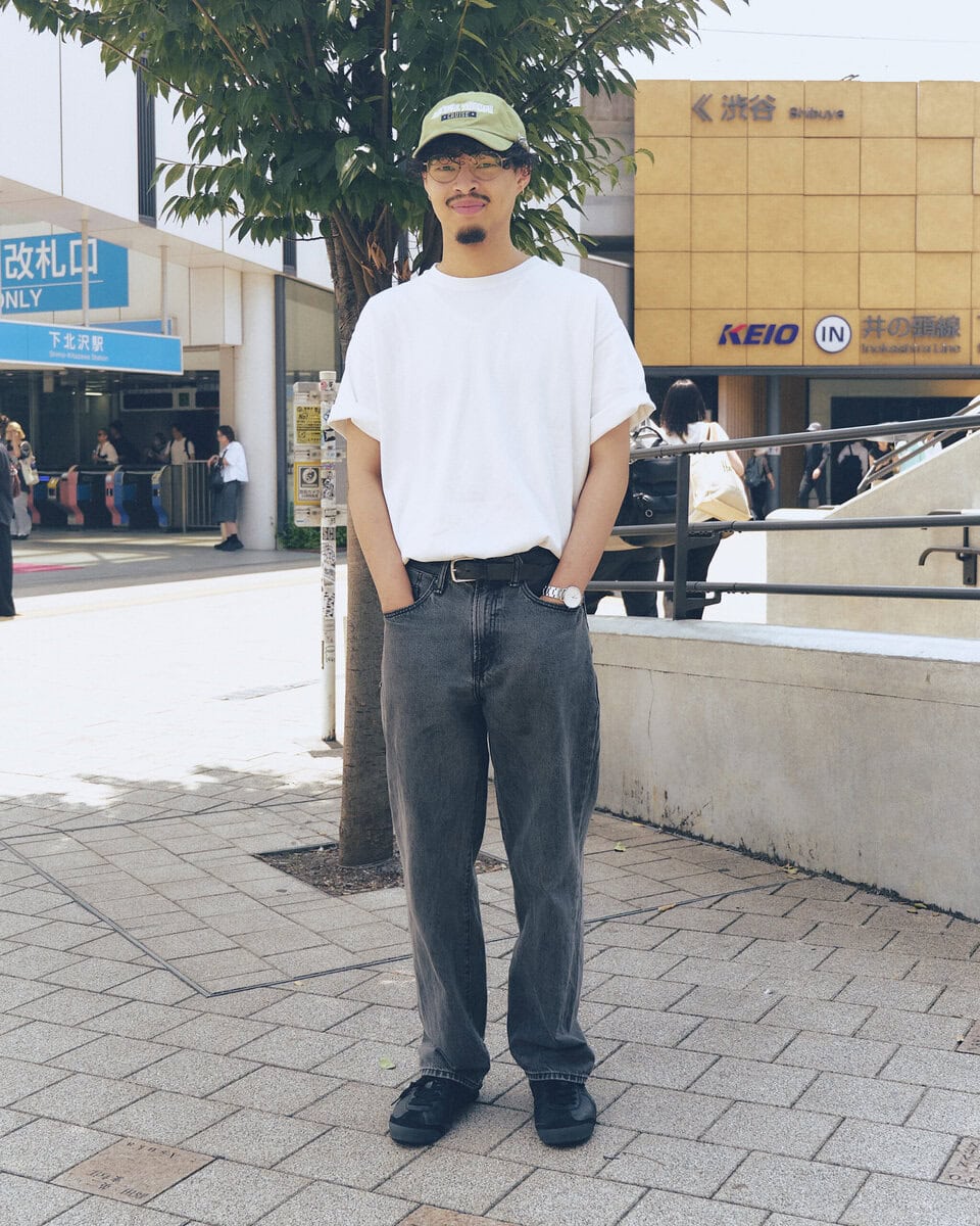 【20代スナップ@下北沢】オーセンティックなシンプルコーデはサイズ選びが肝