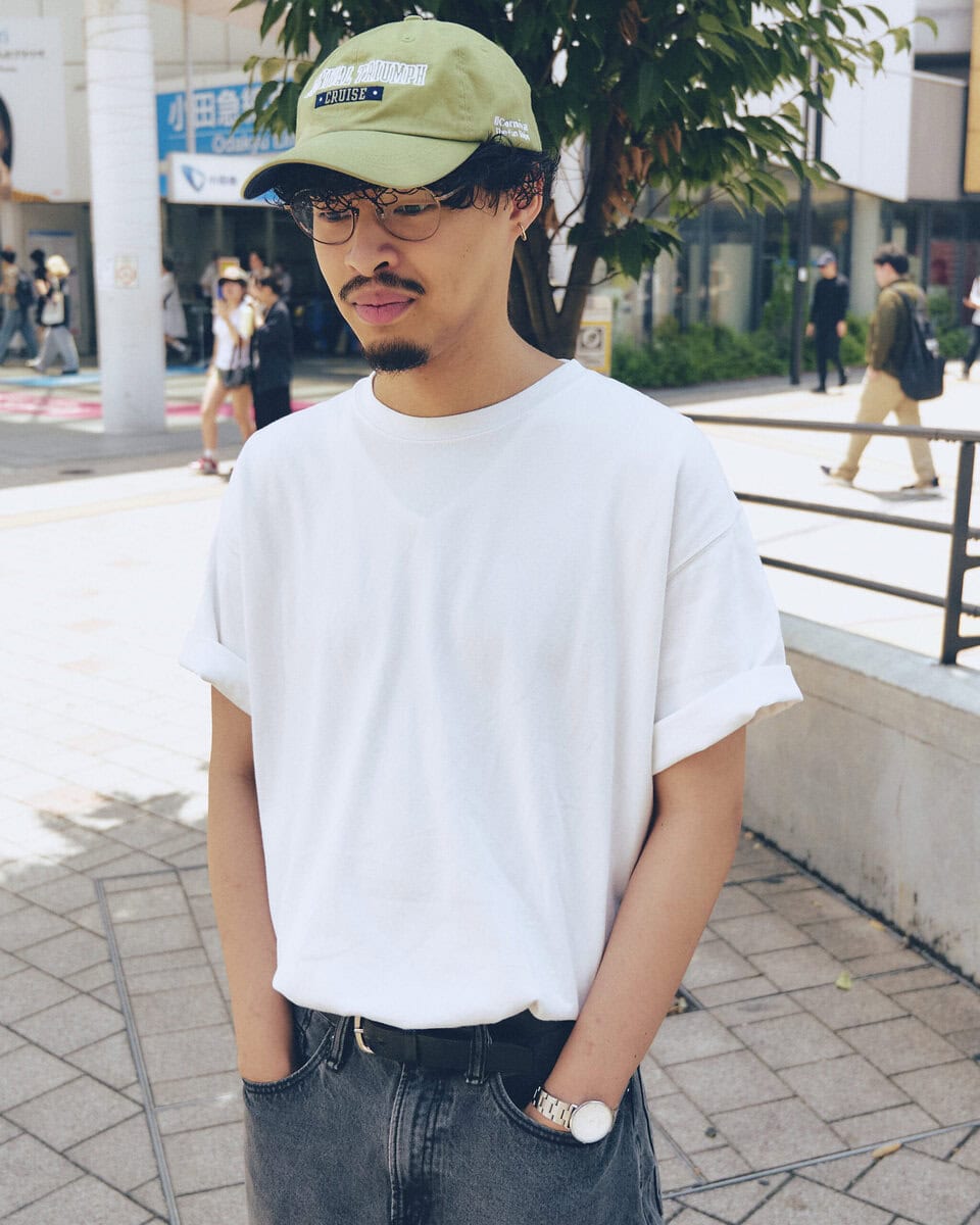 【20代スナップ@下北沢】オーセンティックなシンプルコーデはサイズ選びが肝