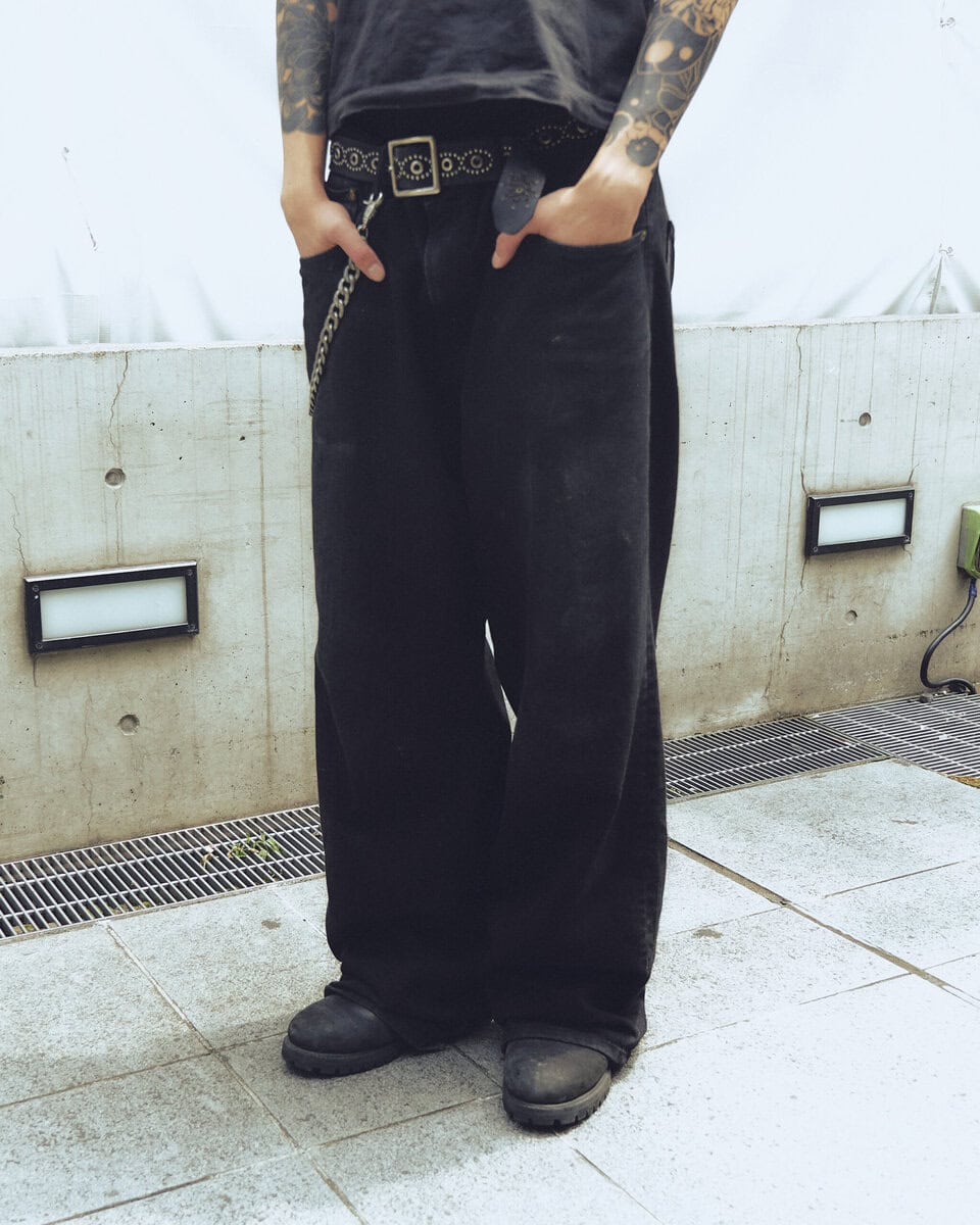【20代スナップ＠渋谷】オールブラックコーデの足元はティンバーランドで無骨に
