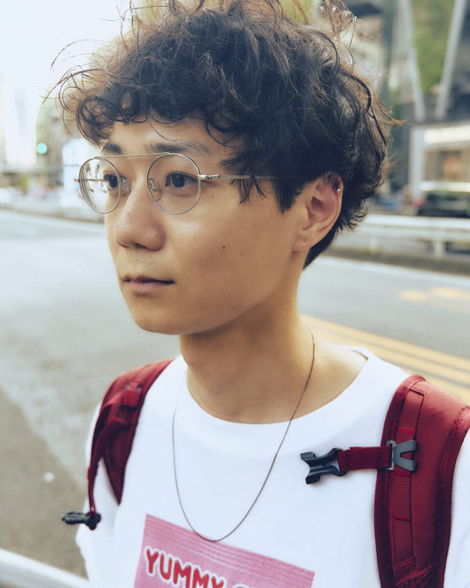 【30代スナップ＠渋谷】Tシャツのデザイン、パンツの柄、メガネ…あえてナードにまとめて