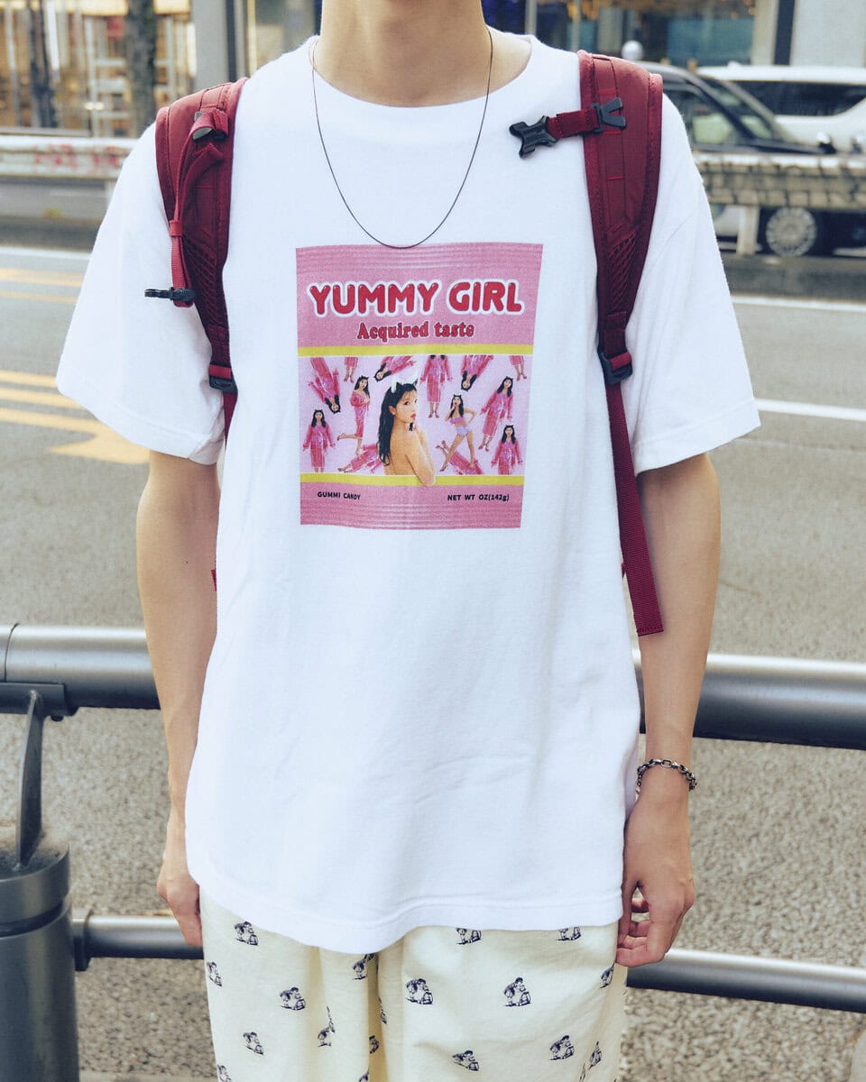 【30代スナップ＠渋谷】Tシャツのデザイン、パンツの柄、メガネ…あえてナードにまとめて