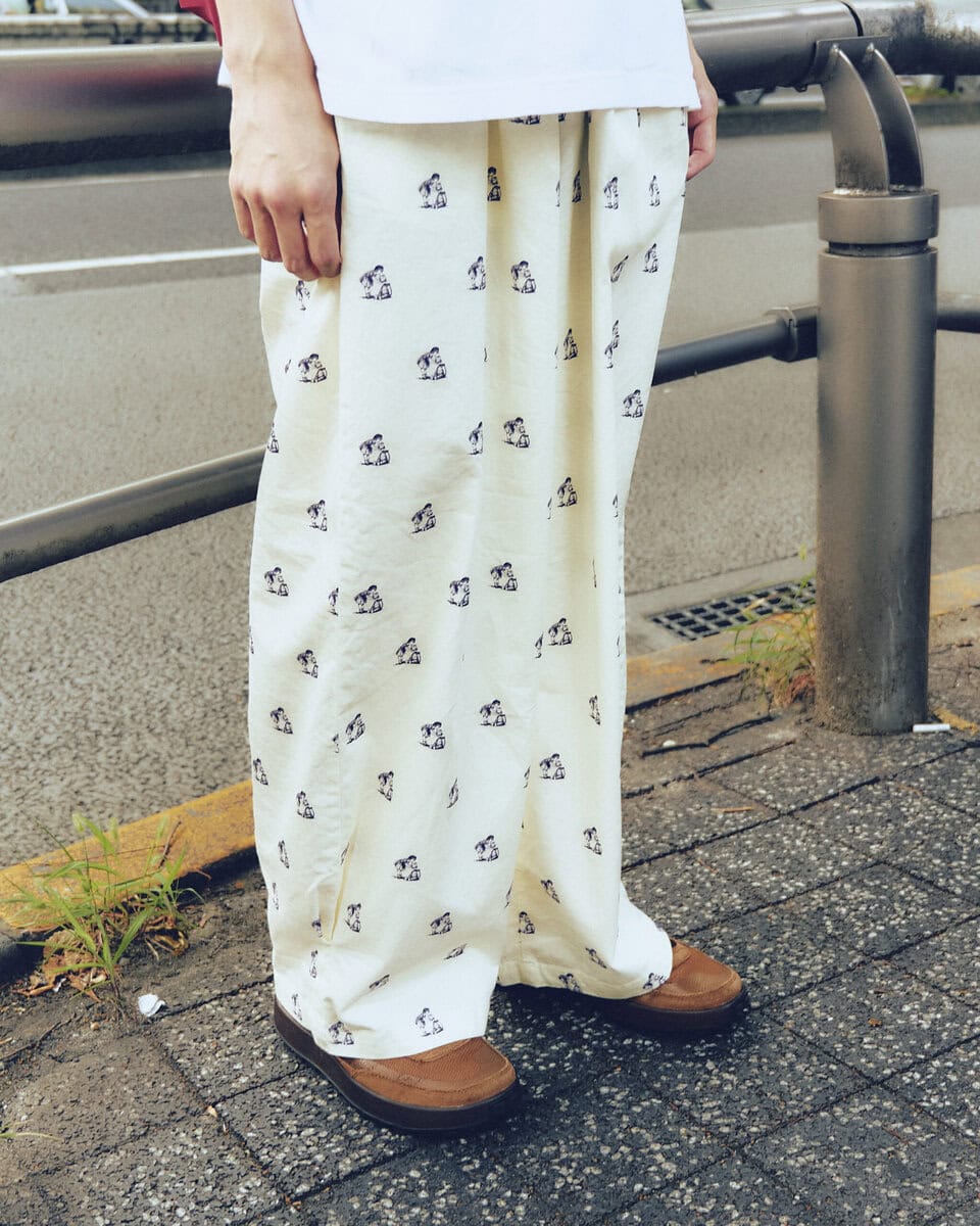 【30代スナップ＠渋谷】Tシャツのデザイン、パンツの柄、メガネ…あえてナードにまとめて