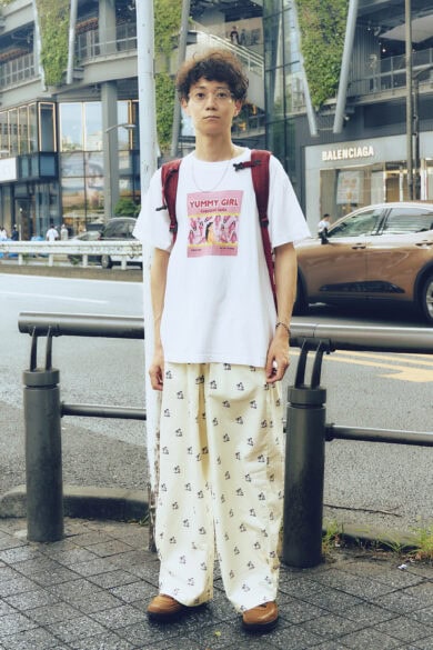 【30代スナップ@渋谷】Tシャツのデザイン、パンツの柄、メガネ…あえてナードにまとめて