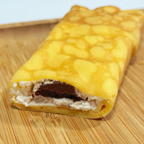 中には溢れんばかりの濃厚ホイップとコク深い生チョコレートがぎっしり