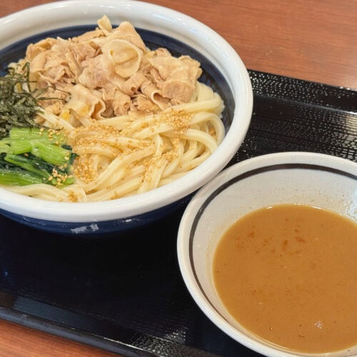 3玉まで同一価格ってガチ!?爆盛りで食べたい「豚つけ汁うどん」を食べ比べ!濃厚すぎるごまだれ豚玉うどんも