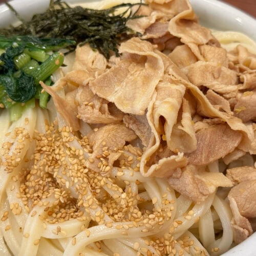 店内仕込みの柔らかな豚しゃぶ&シャキシャキ食感の小松菜ナムルがどっさりオン!