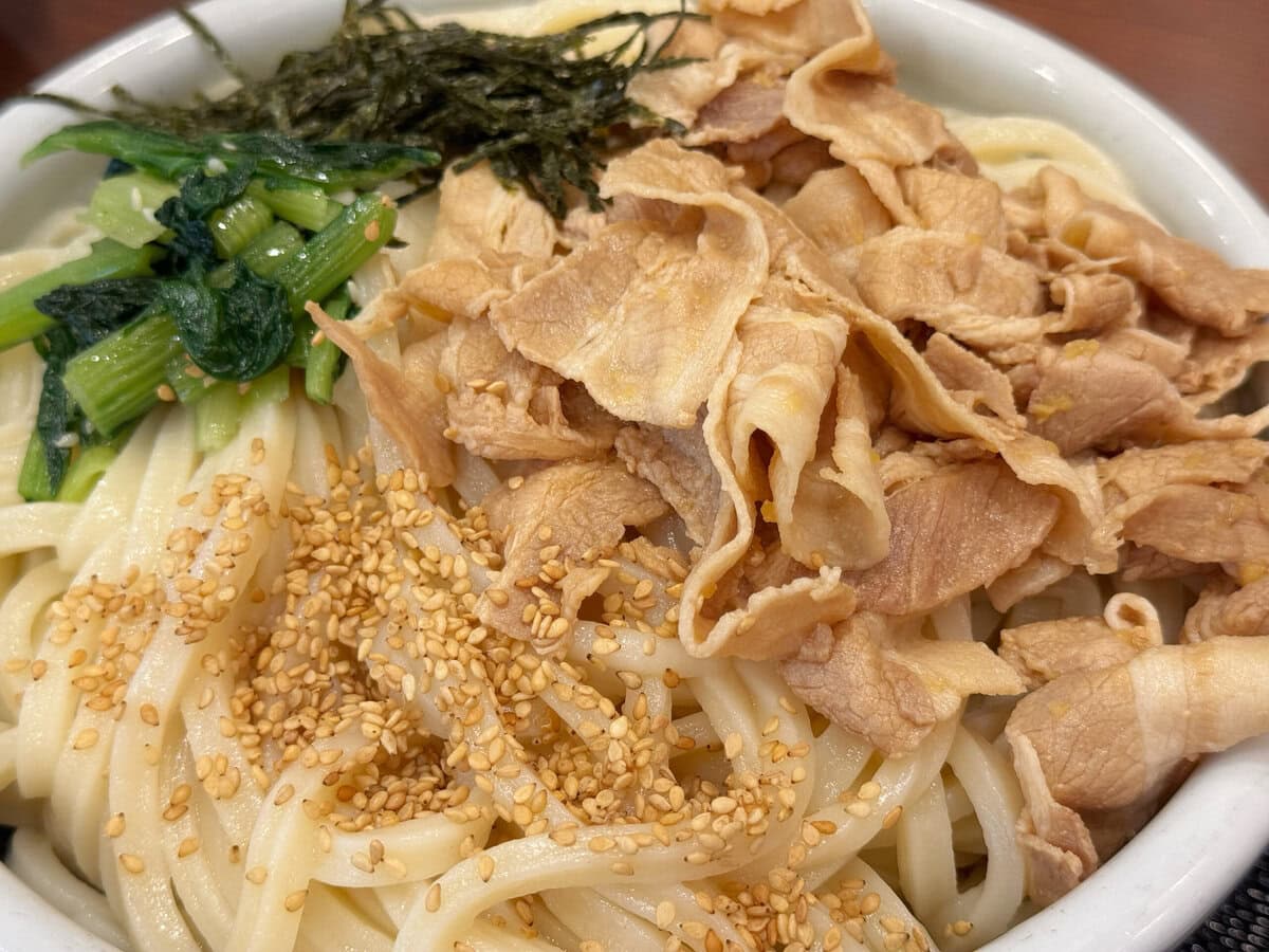 店内仕込みの柔らかな豚しゃぶ&シャキシャキ食感の小松菜ナムルがどっさりオン!