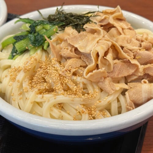 【丸亀製麺バグ発生】うどん1玉から3玉まで同じ価格!? 爆盛りで食べたい「豚つけ汁うどん」を食べ比べ!圧倒的コスパ&濃厚なウマさを実食レポ
