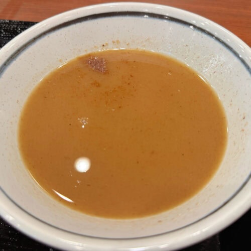 つけ汁が温かい仕立てになっているので少し肌寒い日にもおすすめしたい一杯