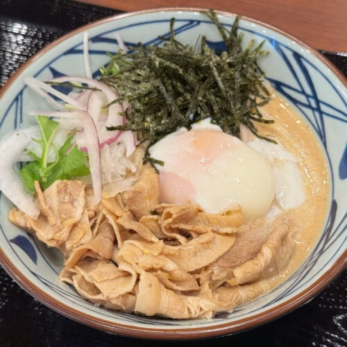 濃厚すぎる新作冷うどん「こく旨ごまだれ豚玉うどん」