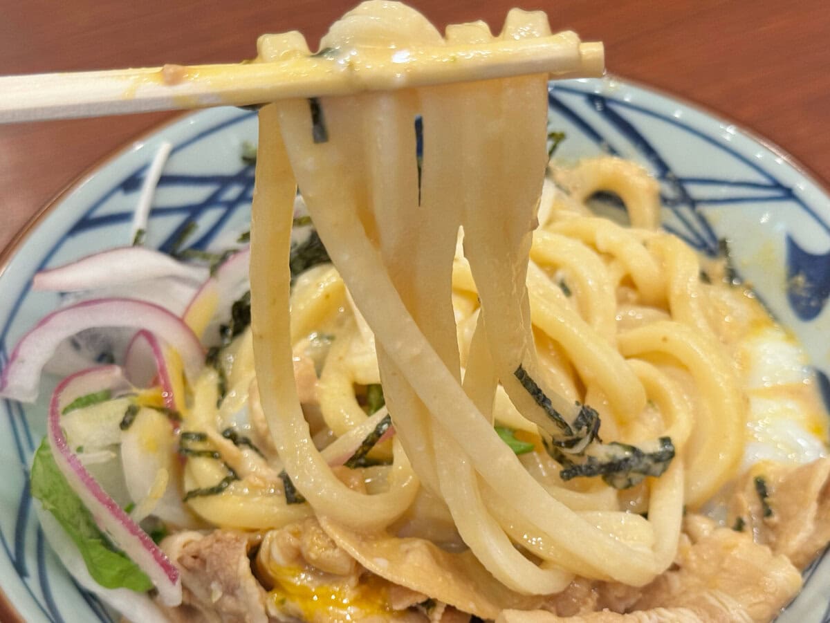 ひんやり冷たい豚しゃぶ、とろ〜り溢れ出る温泉玉子、そしてシャキシャキとしたフレッシュな野菜が見事に一体化！