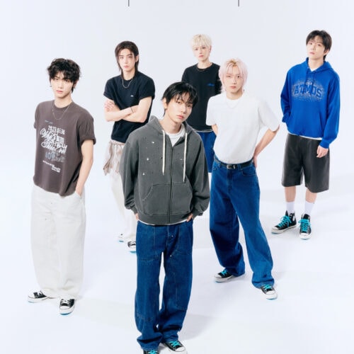 世界で注目を集めるグローバルボーイグループ・BOYNEXTDOOR（ボーイネクストドア）と、atmos pink（アトモスピンク）、CONVERSE（コンバース）によるトリプルコラボレーションが実現。特別仕様の「ALL STAR HI / BOYNEXTDOOR」に加え、BOYNEXTDOORとatmos pinkによる限定アパレルコレクションも登場する。シューズ、アパレルともに2026年8月21日（金）よりatmosオンラインショップで予約を開始し、2027年4月より発売予定。