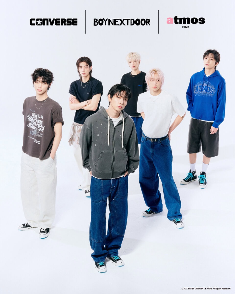 世界で注目を集めるグローバルボーイグループ・BOYNEXTDOOR(ボーイネクストドア)と、atmos pink(アトモスピンク)、CONVERSE(コンバース)によるトリプルコラボレーションが実現。特別仕様の「ALL STAR HI / BOYNEXTDOOR」に加え、BOYNEXTDOORとatmos pinkによる限定アパレルコレクションも登場する。シューズ、アパレルともに2026年8月21日(金)よりatmosオンラインショップで予約を開始し、2027年4月より発売予定。