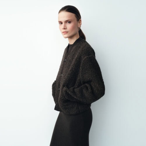 10周年を迎えた今季は、「Confidence in Form」をテーマに、フォルム・素材・色彩の調和を追求。Uniqlo Uらしい緻密なテーラリングとタイムレスなデザインを軸に、時代に寄り添うワードローブを提案する。