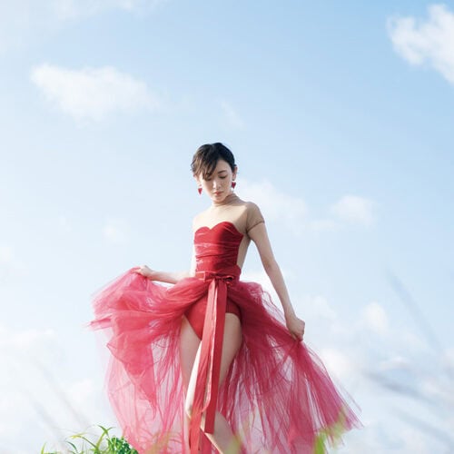 生駒里奈写真集『ルリカケス』 撮影：青山裕企 ワニブックス刊