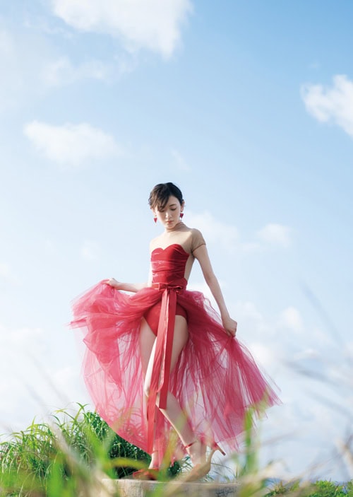 生駒里奈写真集『ルリカケス』 撮影：青山裕企 ワニブックス刊