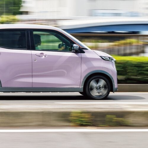 EV「SAKURA」はスーっと静かに加速するから街中も高速での合流もラクラク!