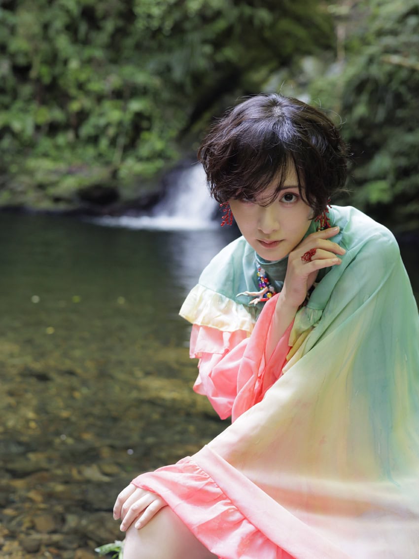 生駒里奈写真集『ルリカケス』 撮影:青山裕企 ワニブックス刊