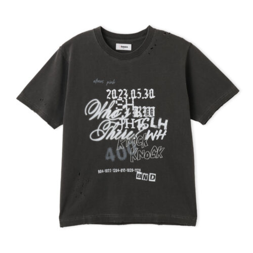 グラフィックTシャツは、半ラバープリントとラメプリントを組み合わせることで立体感とさりげない輝きを演出。メンバーそれぞれの誕生日やイニシャル、キャッチフレーズをデザインに落とし込み、コラボレーションならではの特別な一着となっている。