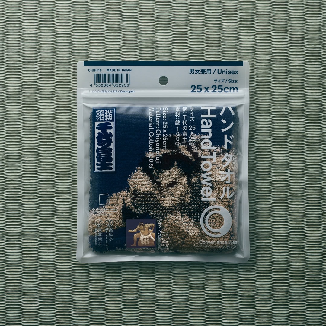 千代の富士の名シーンをジャカードで表現した今治製ハンドタオル。高吸水仕様で、実用性とデザイン性を兼ね備えたアイテムとなっている。