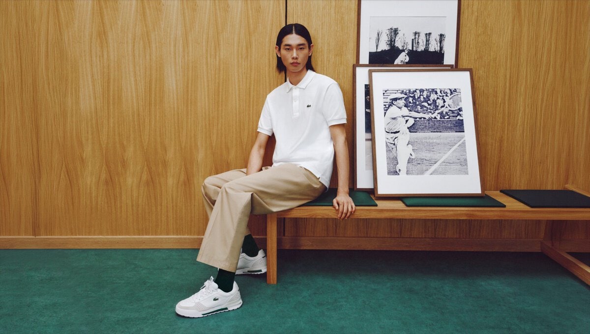 フランス発のプレミアム ファッションスポーツブランドLACOSTE(ラコステ)から、新作フットウェア「SLAM BREAK(スラムブレイク)」が登場。ブランドのルーツであるテニスカルチャーと現代のライフスタイルを融合させた一足として、2026年8月17日より全国のラコステ店舗および公式オンラインストアで発売する。