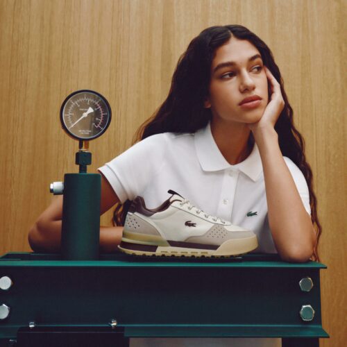 テニスはLACOSTEにとって、ブランドのルーツであり最も自然に語れるアイデンティティ。約60年にわたるフットウェアの歴史を持つブランドが、テニスコートのラインやグラフィック、ヘリテージを現代的なデザインへと昇華した新たなモデルが「SLAM BREAK」だ。