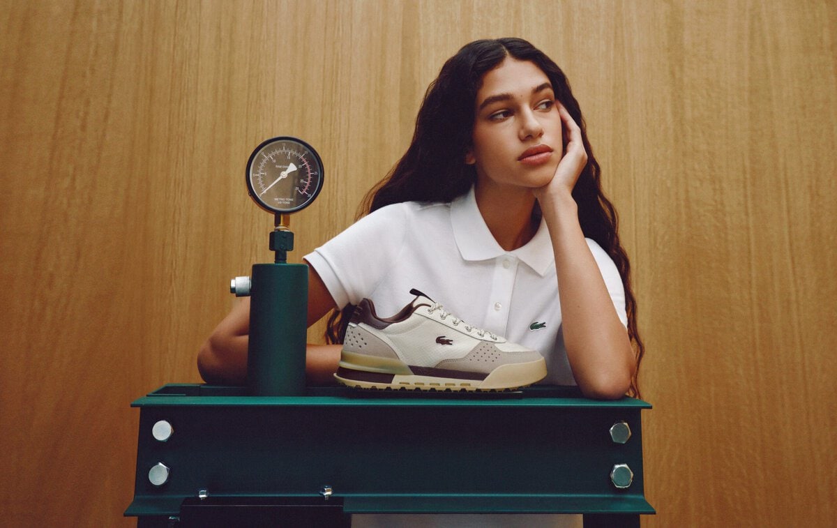 テニスはLACOSTEにとって、ブランドのルーツであり最も自然に語れるアイデンティティ。約60年にわたるフットウェアの歴史を持つブランドが、テニスコートのラインやグラフィック、ヘリテージを現代的なデザインへと昇華した新たなモデルが「SLAM BREAK」だ。