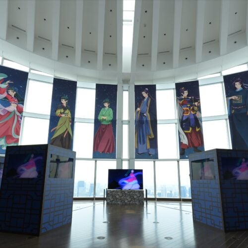 会場のエントランスエリアでは、東京シティビューから望む圧倒的なパノラマと、アニメーションの映像美が交錯。