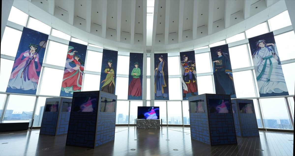 会場のエントランスエリアでは、東京シティビューから望む圧倒的なパノラマと、アニメーションの映像美が交錯。