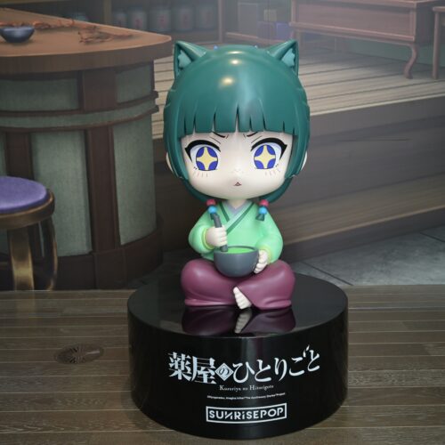 大きな見どころのひとつが、本邦初公開となる「猫猫像」。 薬や毒への尽きない探究心に目を輝かせる猫猫の表情を間近で楽しめるほか、猫猫がいつも薬を調合している薬棚を背景にしたフォトスポットも用意されている。