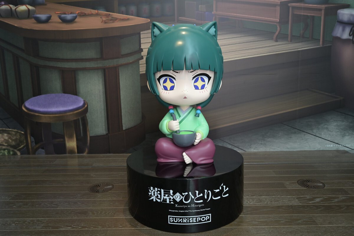 大きな見どころのひとつが、本邦初公開となる「猫猫像」。
薬や毒への尽きない探究心に目を輝かせる猫猫の表情を間近で楽しめるほか、猫猫がいつも薬を調合している薬棚を背景にしたフォトスポットも用意されている。