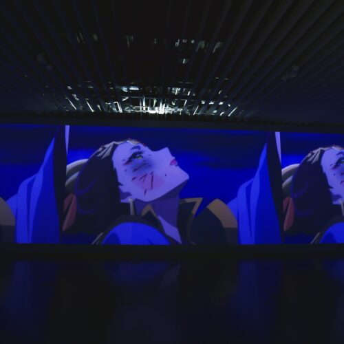 会場内のシアター空間では、「楼蘭の舞」をテーマにした特別映像を上映。 3面スクリーンを最大限に活用し、空間を包み込む音響とダイナミックな映像演出によって、作中の緊迫した空気や楼蘭の秘めた想いに迫る。