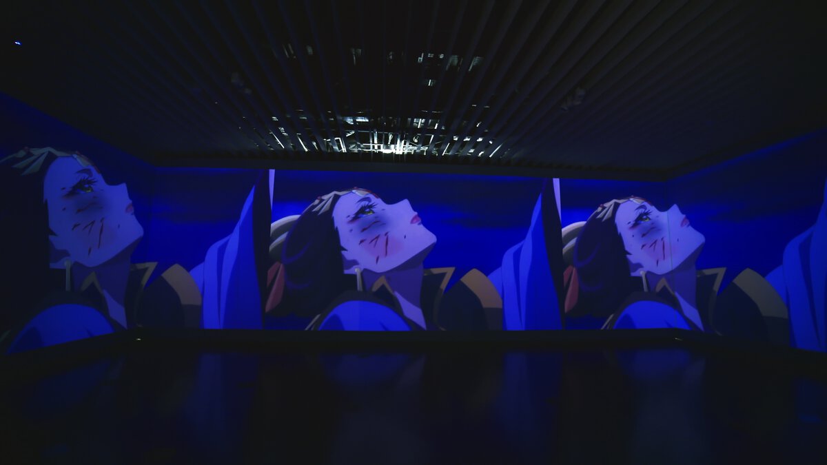 会場内のシアター空間では、「楼蘭の舞」をテーマにした特別映像を上映。
3面スクリーンを最大限に活用し、空間を包み込む音響とダイナミックな映像演出によって、作中の緊迫した空気や楼蘭の秘めた想いに迫る。