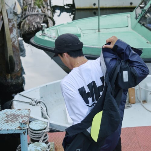 2024年8月に発売された第1弾に続く今回は、両者の親和性をさらに深化。Chaos Fishing Clubが持つ独自のストリート感やユーモアと、HELLY HANSENの確かな開発力を融合している。