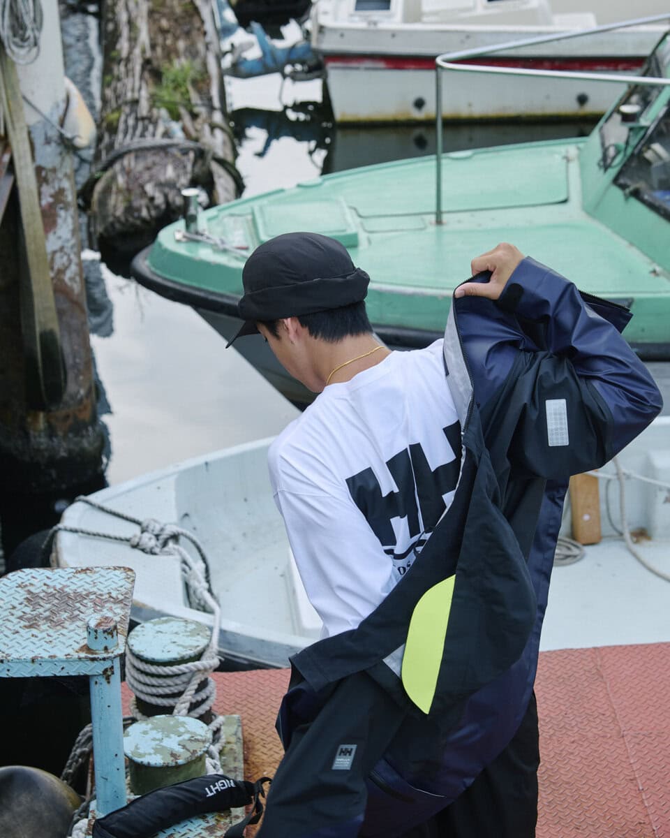 2024年8月に発売された第1弾に続く今回は、両者の親和性をさらに深化。Chaos Fishing Clubが持つ独自のストリート感やユーモアと、HELLY HANSENの確かな開発力を融合している。