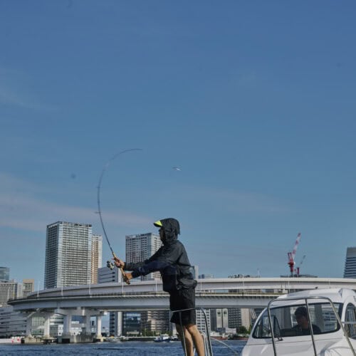HELLY HANSEN（ヘリーハンセン）と、釣りとスケートボードを愛する東京発のストリートブランドChaos Fishing Club（カオスフィッシングクラブ）によるコラボレーション第2弾が登場。HELLY HANSENが培ってきたテクノロジーとChaos Fishing Clubならではのエッジの効いたストリート感、遊び心を融合し、本格的なフィールドから日常のストリートまでシームレスに楽しめる全5型をラインナップ。9月18日（金）より発売される。