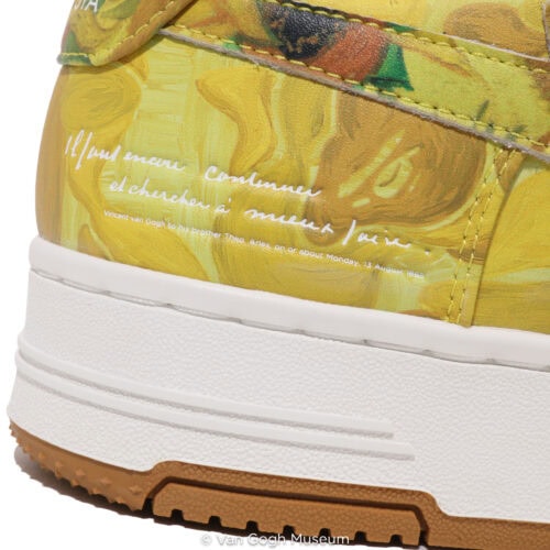 ゴッホを象徴する名画とBAPE®のストリートカルチャーが融合した今回のコレクション。『ひまわり』と『花咲くアーモンドの木の枝』の鮮やかな世界を、足元やBE@RBRICKで楽しめる特別なラインナップに注目したい。