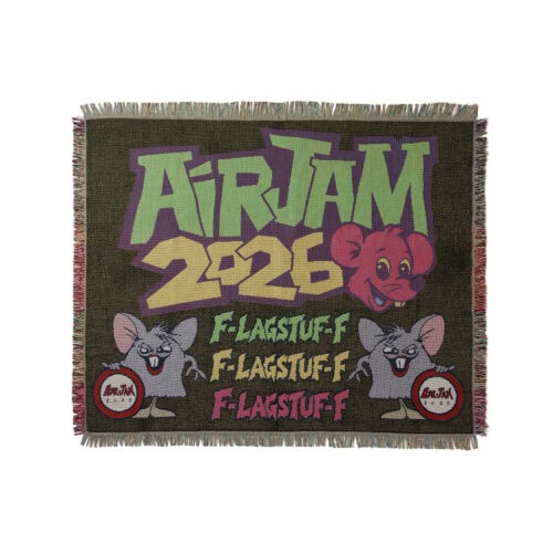 さらに、部屋でも「AIR JAM 2026」の世界観を楽しめるRUGもラインナップ。イベント名やF-LAGSTUF-Fのロゴ、キャラクターを組み合わせたグラフィックが印象的。