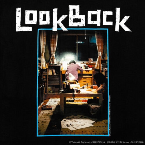 ブラックのTシャツをベースに、「Look Back」のタイトルとともに映画のビジュアルを大胆に配置。GEEKS RULEが得意とする高度な分版技術による15版多色刷りシルクスクリーンプリントを用い、アートピースとしての強度を持たせた仕上がりに。