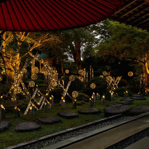 夜の『椿寿荘』の庭園。竹あかりが配置され、和風庭園が幻想的に浮かび上がっている