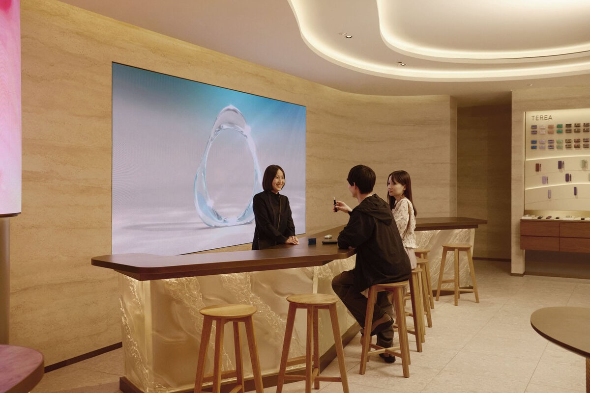 IQOS フラッグシップ 銀座 1階 ディスカバリーバー フレーバーの専門知識を持つフレーバーマスターが、新たなフレーバーとの出会いをサポート