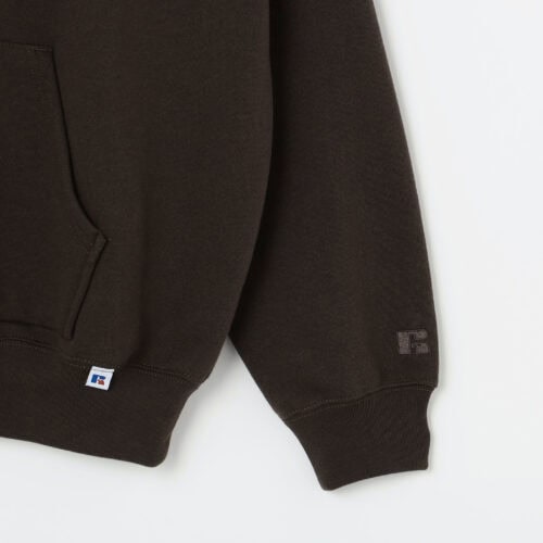 左袖口近くにはRUSSELL ATHLETICのロゴ刺繍を配置。ボディと同色にすることで主張を抑え、モダンな印象に仕上げた。