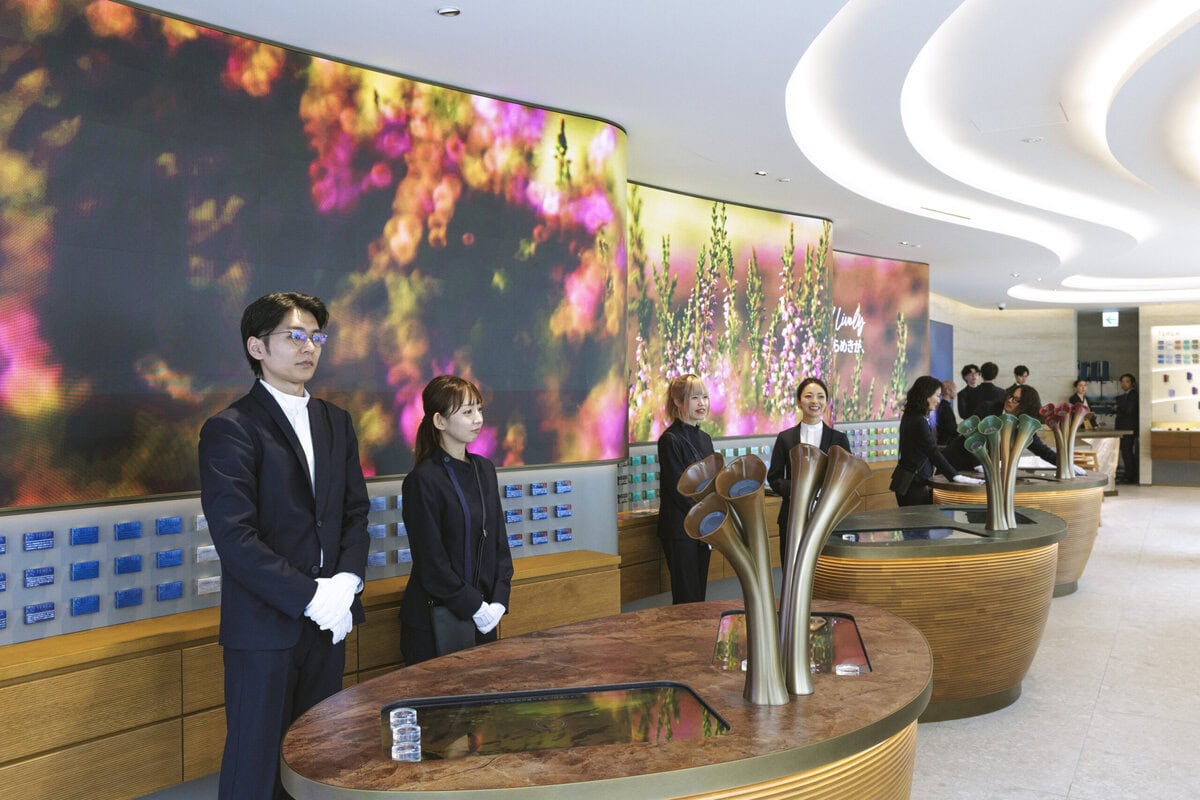 銀座のIQOSフラッグシップ店内のスタッフと展示.