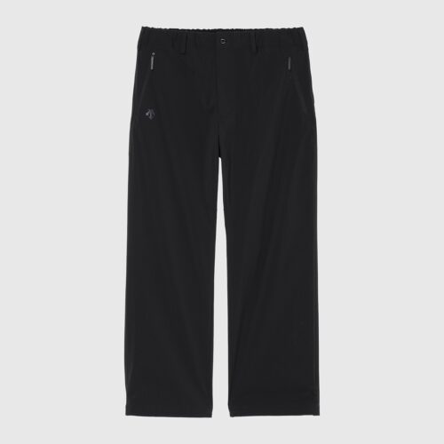 CORDURA®ナイロンの耐久性と、軽くドライタッチな着心地を組み合わせたワイドパンツ。足上げなどのアクティブな動きや、長時間の着座時における窮屈感の軽減を図っている。