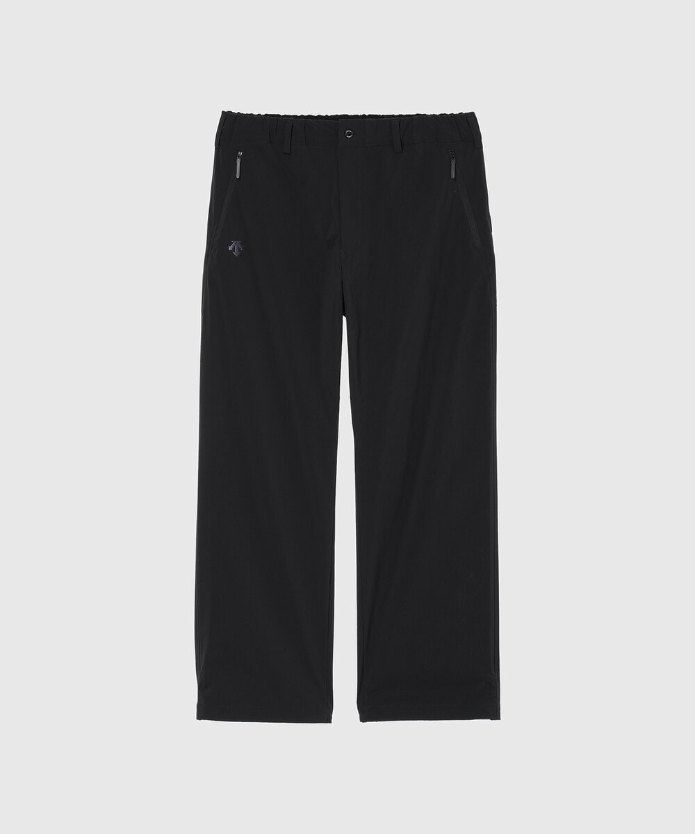 CORDURA®ナイロンの耐久性と、軽くドライタッチな着心地を組み合わせたワイドパンツ。足上げなどのアクティブな動きや、長時間の着座時における窮屈感の軽減を図っている。