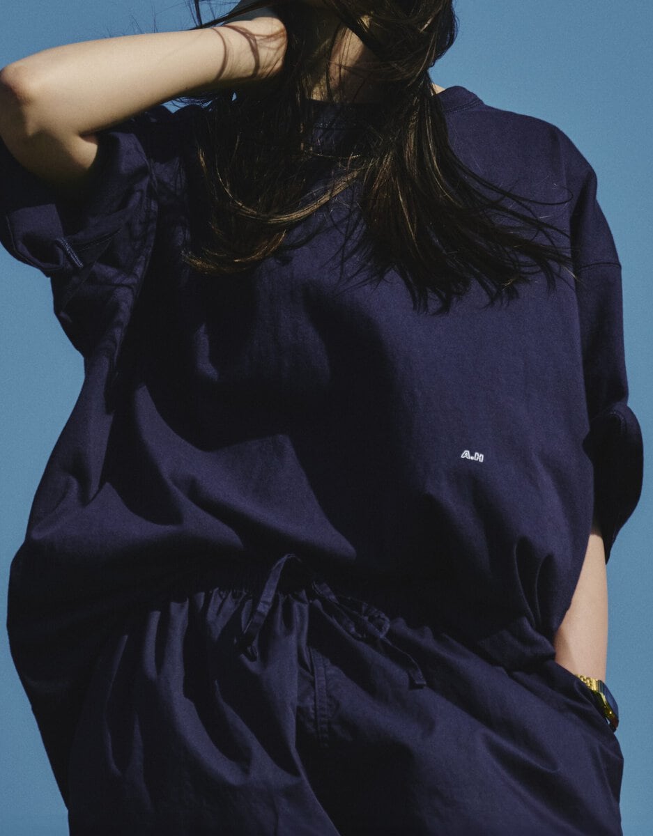 ビッグTシャツからセットアップ、ソックスまで広がった今回のコラボレーション。長谷川昭雄氏らしいシルエットとディテールを、日常の着こなしに取り入れられるラインナップに。