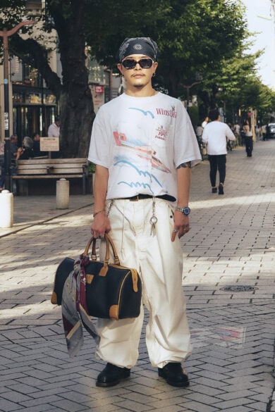 【20代スナップ@学芸大学】ヘアアクセとしてのバンダナと、ボストンバッグに添えたスカーフがアクセント