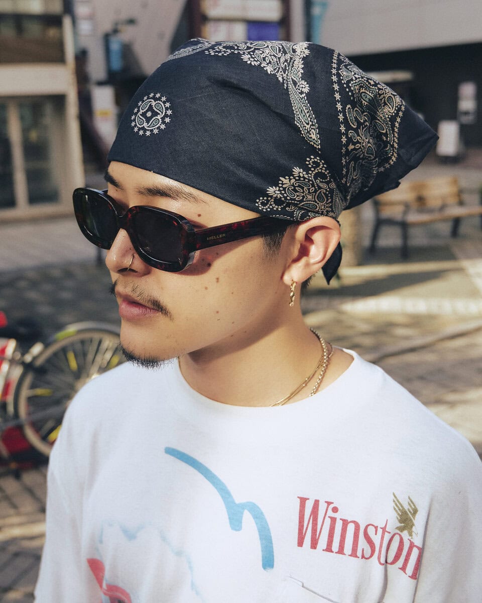 【20代スナップ＠学芸大学】ヘアアクセとしてのバンダナと、ボストンバッグに添えたスカーフがアクセント