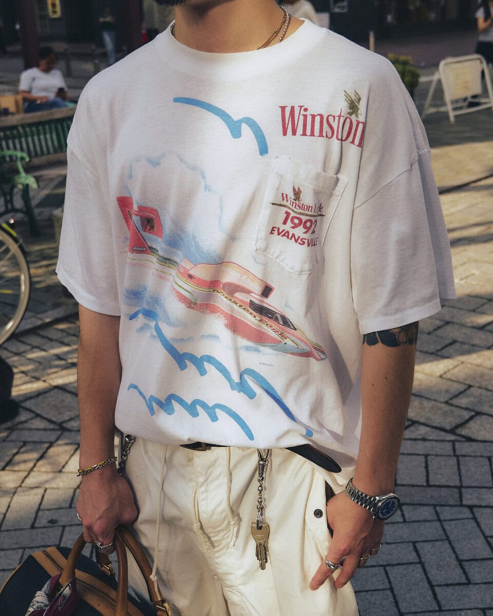 【20代スナップ＠学芸大学】ヘアアクセとしてのバンダナと、ボストンバッグに添えたスカーフがアクセント